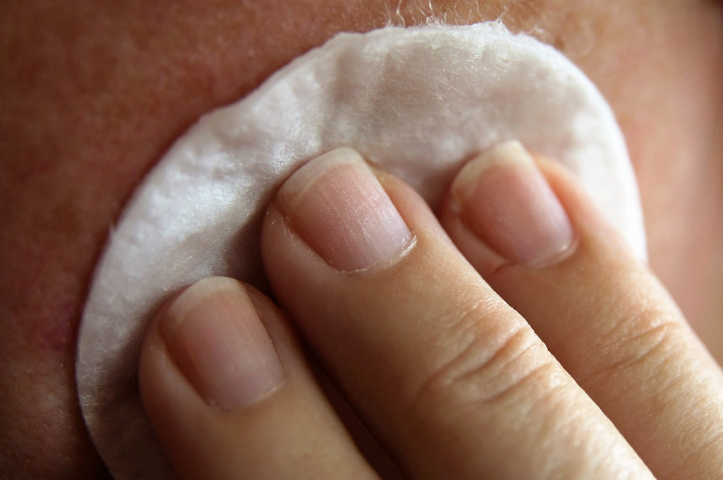 Utilize um limpador suave para remover a maquiagem e impurezas acumuladas ao longo do dia.